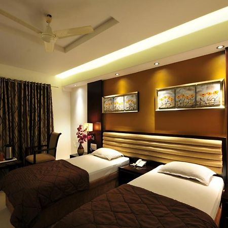Hotel Surabhi Regency Ānand Zewnętrze zdjęcie