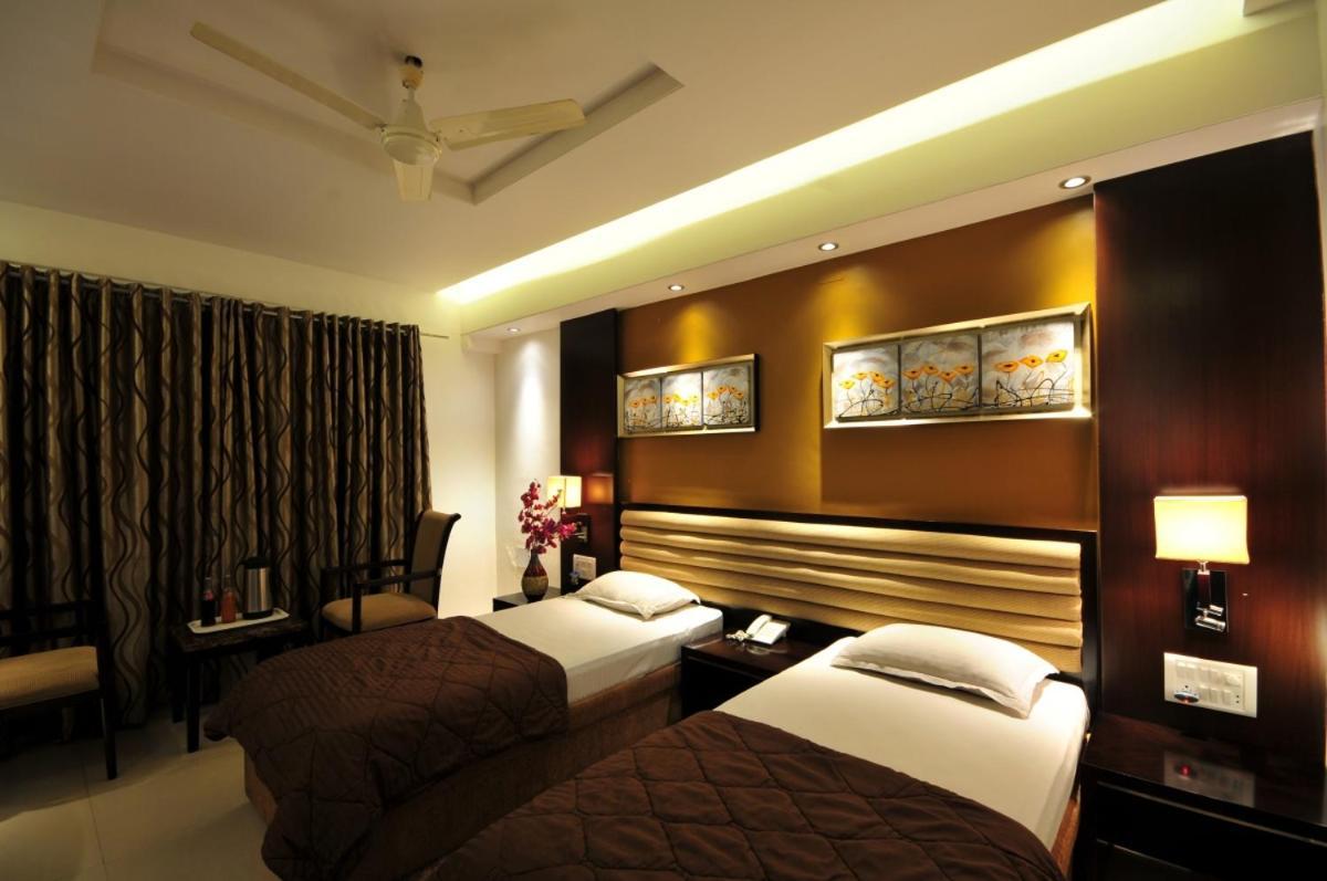 Hotel Surabhi Regency Ānand Zewnętrze zdjęcie